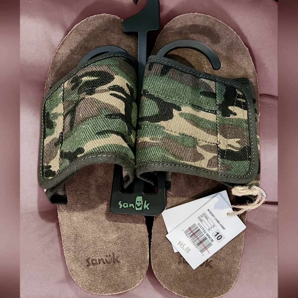 Men's size 10 NWT Sanuk Camo slides with velcro